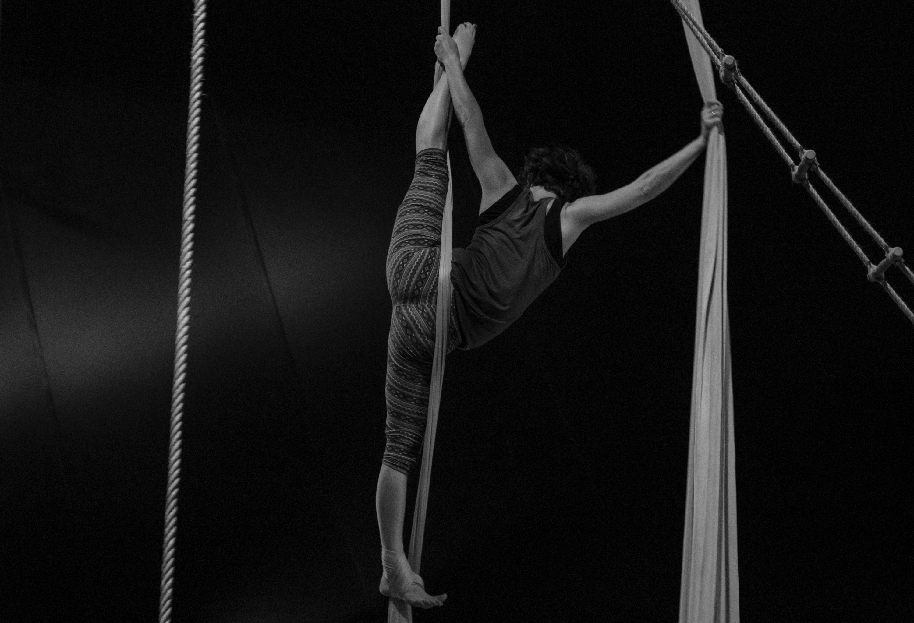 Acrobat Cirque Electrique